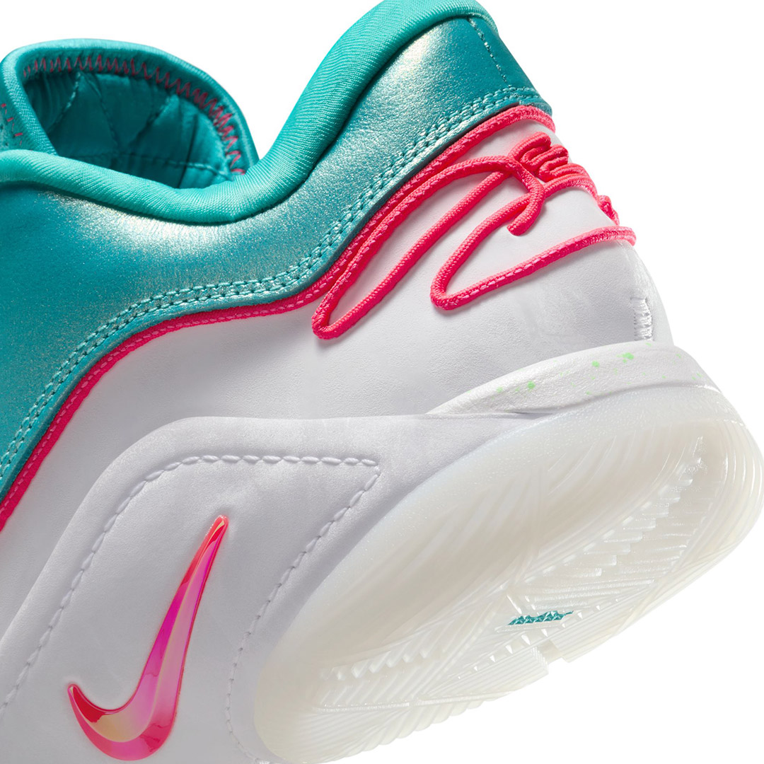 NIKE LEBRON XXII XMAS HV5148-600 Colorful