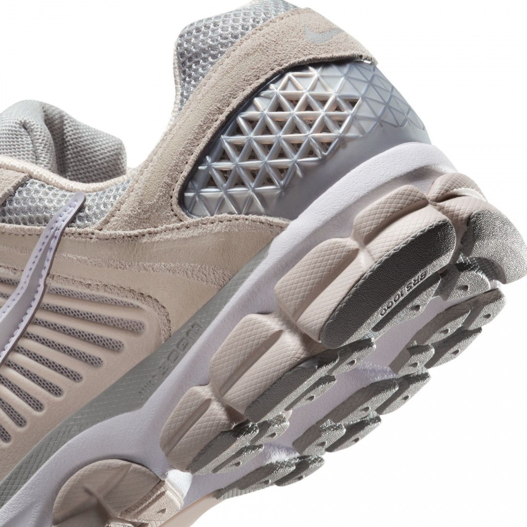 NIKE ZOOM VOMERO 5 HF1553-101 Beige