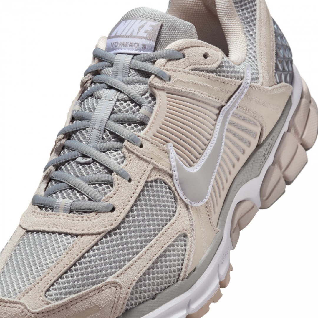 NIKE ZOOM VOMERO 5 HF1553-101 Beige