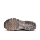 NIKE ZOOM VOMERO 5 HF1553-101 Beige Image 6