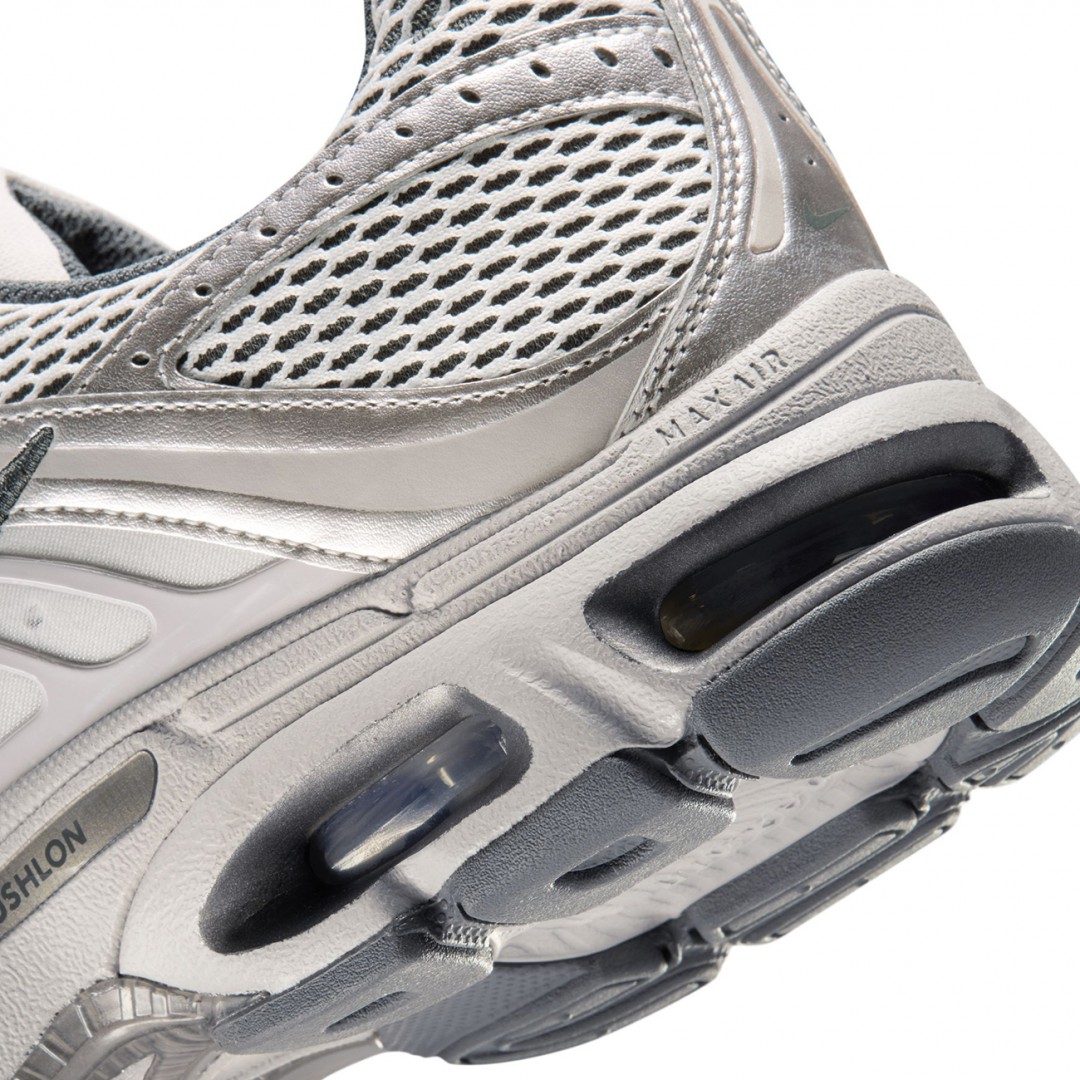 NIKE AIR MAX MOTO 2K IO9279-008 Γκρί