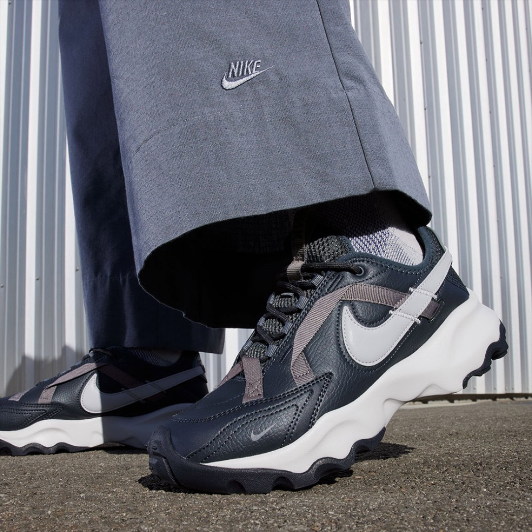 NIKE TC 7900 DD9682-001 Coal