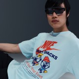 NIKE U NSW TEE M90 OC SOLE FOOD HJ0754-474 Siel Image 1