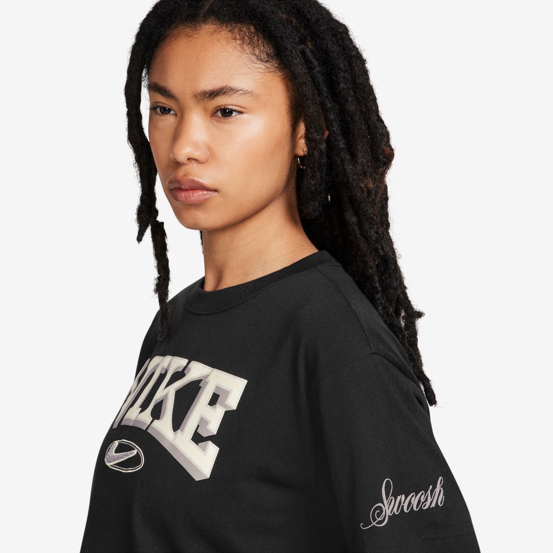 NIKE W NSW SS TEE OC VARZITY FZ2855-010 Μαύρο