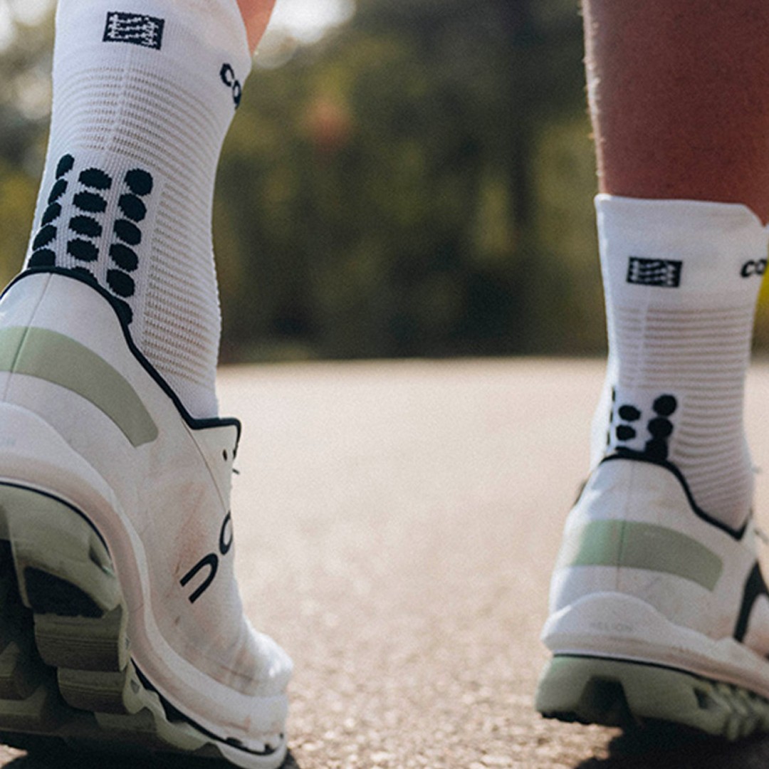COMPRESSPORT PRO RACING SOCKS V4.0 RUN HIGH (7512) XU00046B0013-WHITE/BLACK White