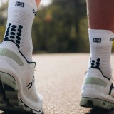 COMPRESSPORT PRO RACING SOCKS V4.0 RUN HIGH (7512) XU00046B0013-WHITE/BLACK White Image 1